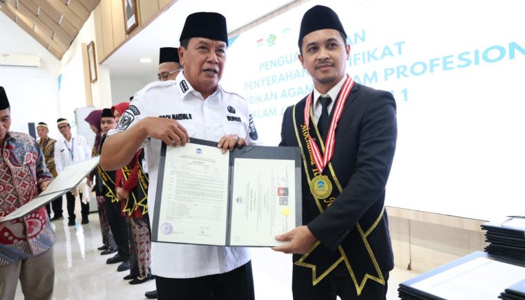 Bupati Tangerang Serahkan Sertifikat Guru PAI Profesional