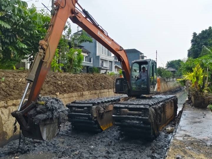 Hadapi Puncak Musim Penghujan, Pemkot Tangerang Mulai Normalisasi Saluran Air