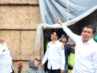 Bupati Tangerang Tinjau Rumah Roboh Akibat Hujan dan Angin di Kresek