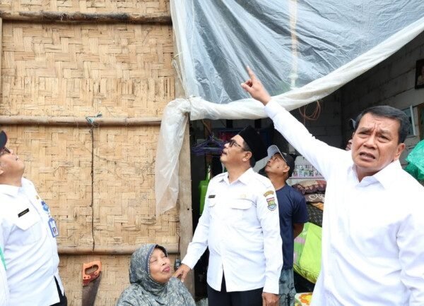 Bupati Tangerang Tinjau Rumah Roboh Akibat Hujan dan Angin di Kresek
