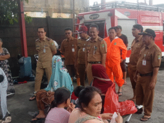 Dinsos Kota Tangerang Salurkan Bantuan Logistik Warga Terdampak Banjir