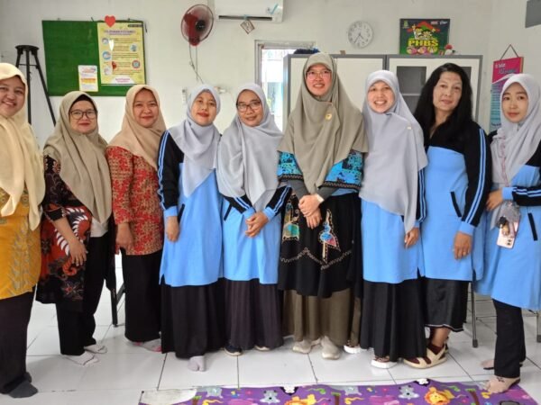 Anggota DPRD Kota Tangerang Salurkan Alat Cek Darah Digital ke Posyandu Periuk