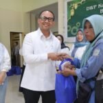 DWP Tangsel Berbagi dengan Penyapu Jalan