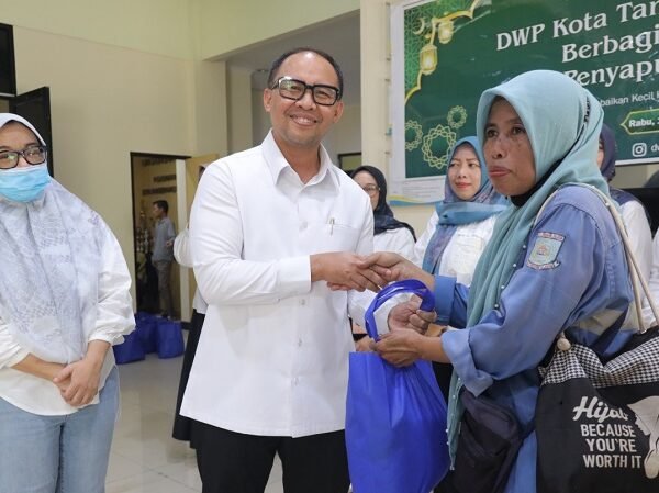 DWP Tangsel Berbagi dengan Penyapu Jalan