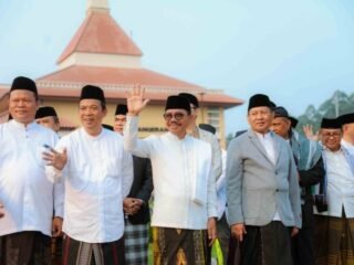Ribuan Warga Meriahkan Jalan Sehat Sarungan