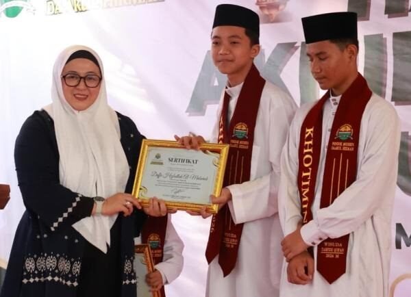 Wabup Intan Hadiri Wisuda Tahfidz Daarul Hikmah Sukadiri