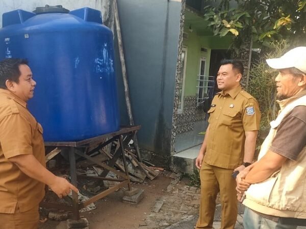 Pemkot Tangsel Salurkan Air Bersih untuk Warga Terdampak Kekeringan di Setu