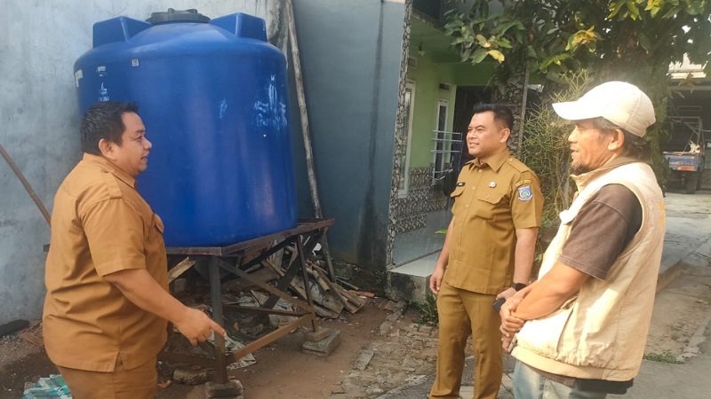 Pemkot Tangsel Salurkan Air Bersih untuk Warga Terdampak Kekeringan di Setu