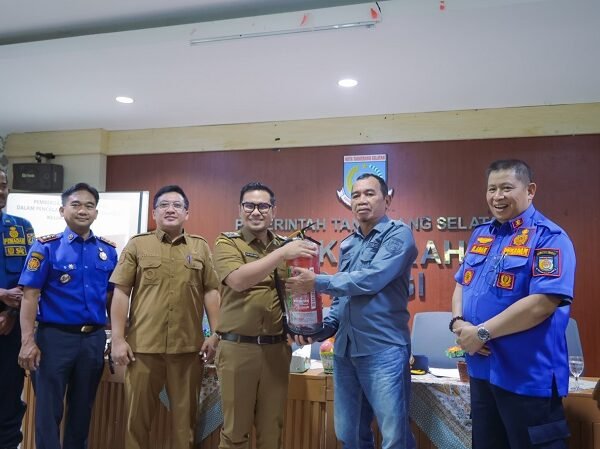 Pilar Perkuat Peran Relawan Pemadam Kebakaran dengan Bantuan Peralatan