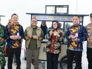 Wabup Intan Serahkan Bantuan Usaha bagi Perempuan Kepala Keluarga