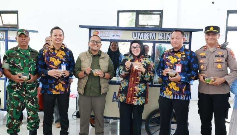 Wabup Intan Serahkan Bantuan Usaha bagi Perempuan Kepala Keluarga