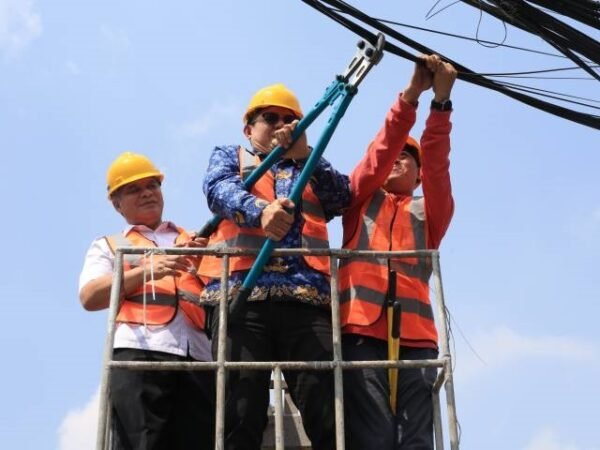 Pemprov Banten dan Pemkot Tangerang Mulai Tertibkan Kabel Udara