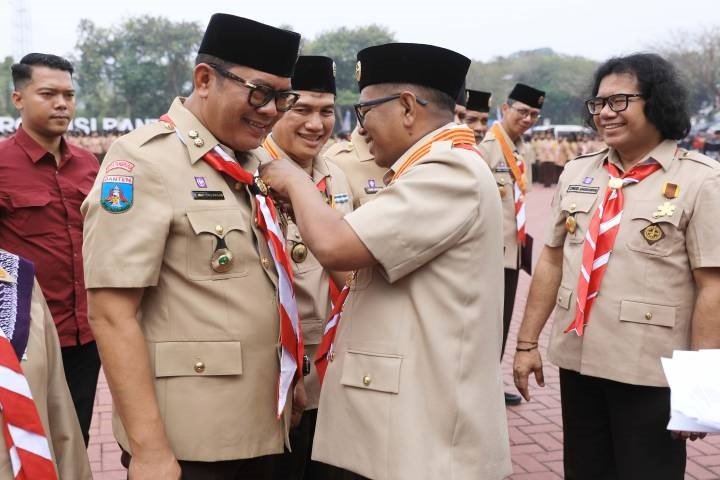 Maryono Terima Lencana Dharma Bakti Pramuka