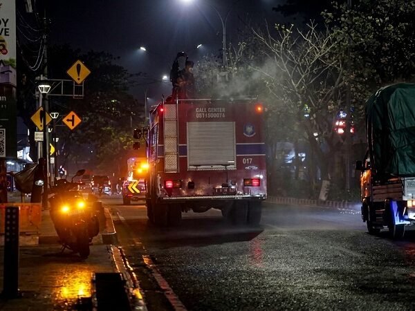Tangsel Semprot Tiga Koridor Jalan untuk Kendalikan Abu Vulkanik