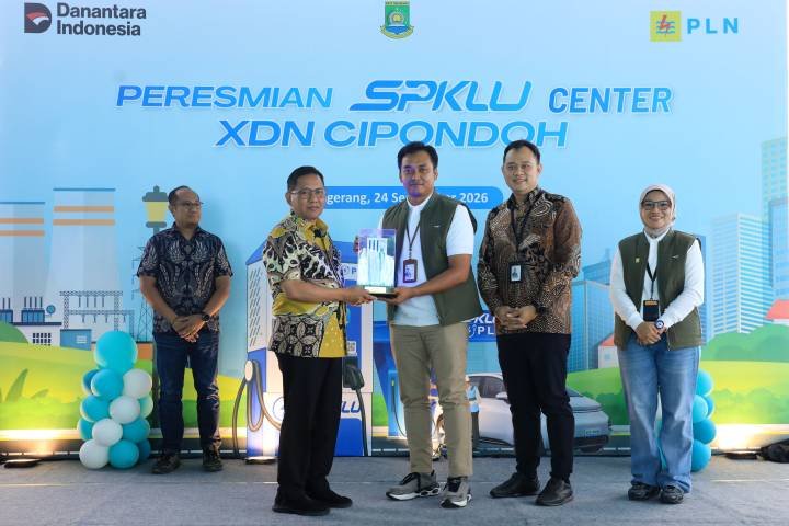 Herman Suwarman Resmikan SPKLU Center di Cipondoh