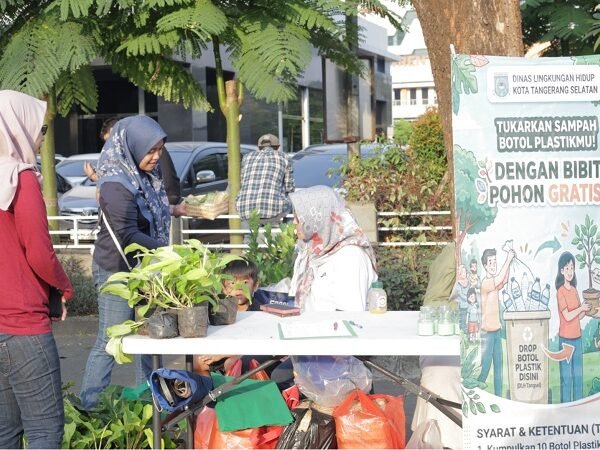 DLH Tangsel Tukar Sampah Plastik dengan Bibit Tanaman