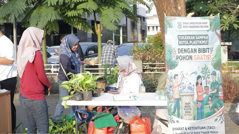 DLH Tangsel Tukar Sampah Plastik dengan Bibit Tanaman