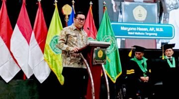 Maryono Ajak Wisudawan UNIS Tangerang Terus Belajar dan Berani Berkarya