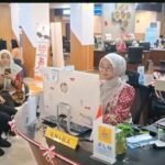 Pegawai DPMPTSP Kota Tangerang Layani Masyarakat dengan Balutan Batik