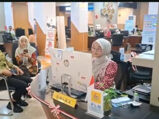 Pegawai DPMPTSP Kota Tangerang Layani Masyarakat dengan Balutan Batik