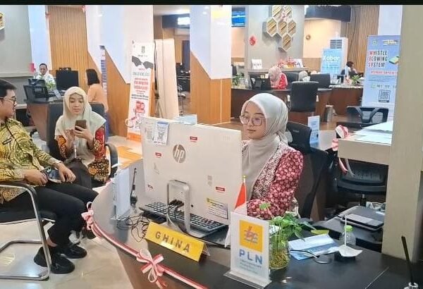 Pegawai DPMPTSP Kota Tangerang Layani Masyarakat dengan Balutan Batik