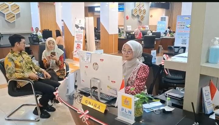 Pegawai DPMPTSP Kota Tangerang Layani Masyarakat dengan Balutan Batik